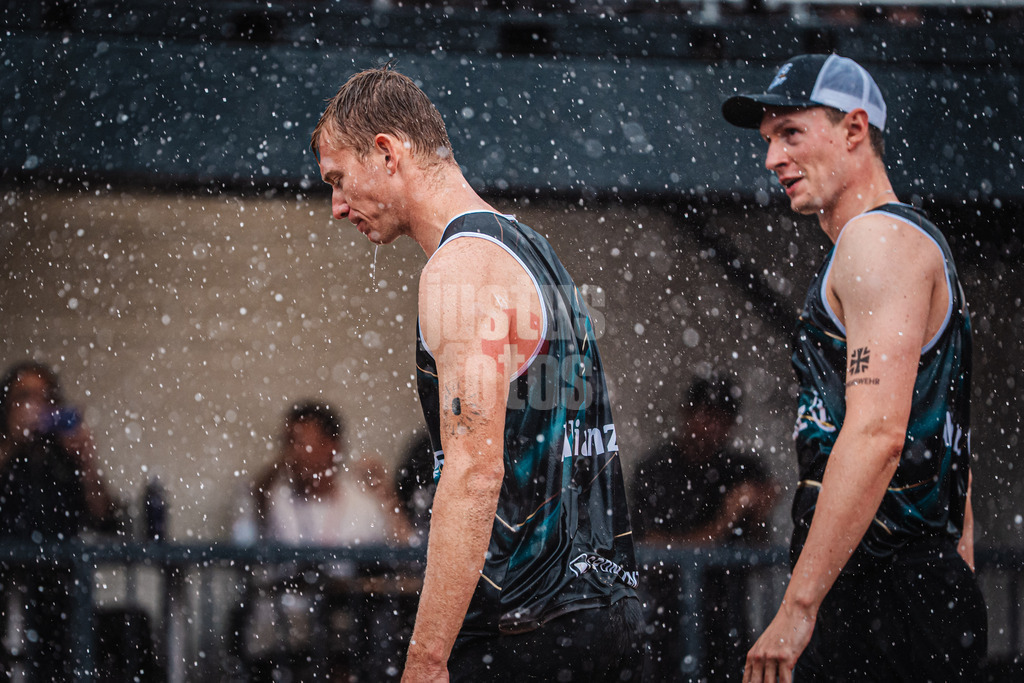 Beachvolleyball | Männer | Allianz German Beach Tour 2025 | Tourstop Hamburg | 01.06.2025 | v.l. Jonas Reinhardt und Robin Sowa im Regen