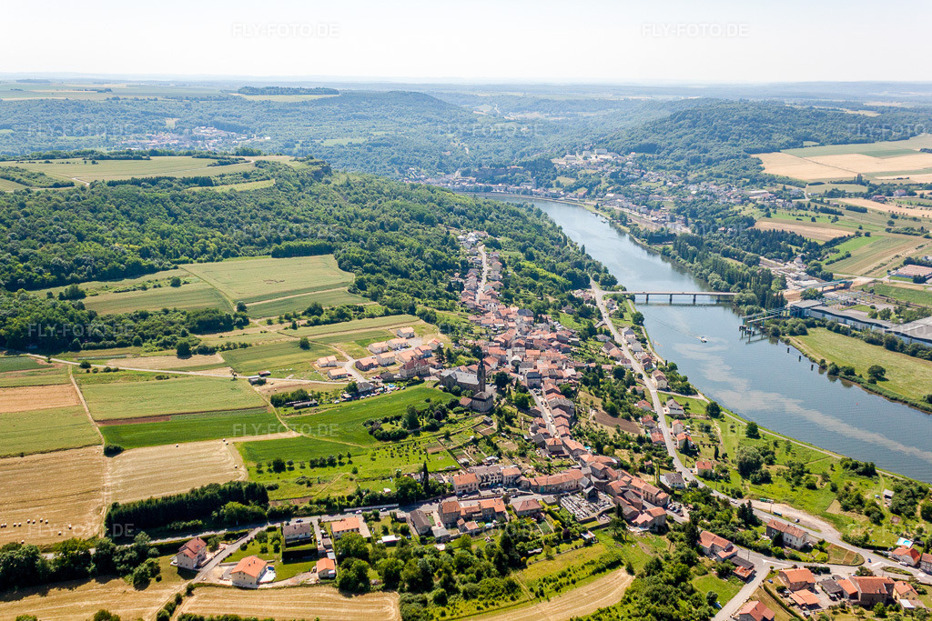 Luftbild: Fluß- Uferbereichen der Mosel in Contz-les-Bains im Bundesland Moselle in Frankreich. Foto: IMG_29663.jpg vom 27.06.2010 durch Werner Riehm/FLY-FOTO.de