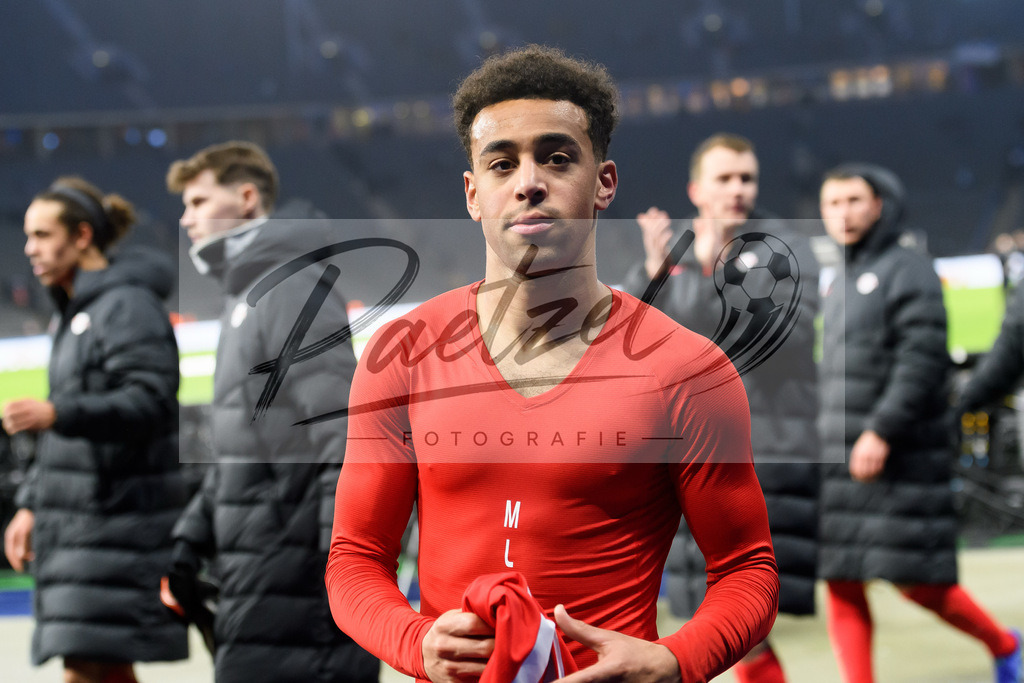 BSCRBL20220220_104 | Fussball, Herren: Tyler Adams (RB Leipzig) schaut bei dem Spiel der 1. Bundesliga zwischen Hertha BSC und RB Leipzig im Olypiastadion am 20.02.2022 in Berlin, Deutschland.DFB / DFL REGULATIONS PROHIBIT ANY USE OF PHOTOGRAPHS AS IMAGE SEQUENCES AND/OR QUASI-VIDEO. - Realisiert mit Pictrs.com