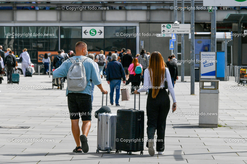 Deutschland_ Baden-Wuerttemberg_ Stuttgart_ 27.08.2025-2 | 27.08.2025, Deutschland, GER, Baden-Wuerttemberg, Stuttgart, im Bild Stuttgart Airport, Flughafen, STR, Reisen, Tourismus, Abflug, Ankunft, Terminal, Check-in, Sicherheitskontrolle, Gepaeck, Koffer, Duty-Free, Boarding, Fluggesellschaft, Passagiere, Flugreise, Urlaub, Businessreise, Reiseziele, Nonstop-Fluege, Parken am Flughafen, Mietwagen, Flughafen-Shuttle, Reiseplanung, Staedtereise, internationale Fluege, Kurzurlaub, Reisedokumente, Boardingkarte, Reisesicherheit, Flughafenlounge, Reisevorfreude, Reiseinformation, Mobilitaet, Flughafeninfrastruktur, Flugverbindung, Ticketbuchung, Gepaeckausgabe, Flugplan, Reiseerlebnis, Feature, Symbolbild