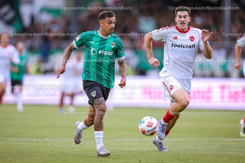 PRM22082501029 | 22.08.2025, Fußball, Preußen Münster - 1. FC Nürnberg, 2. Fußball Bundesliga,  Preußenstadion, Saison 2025 2026: Oliver Batista Meier (Preussen Muenster #17) im Zweikampf gegen  Luka Lochoshvili (1FC Nuernberg #24)  DFB regulations prohibit any use of photographs as image sequences and or quasi-video.
