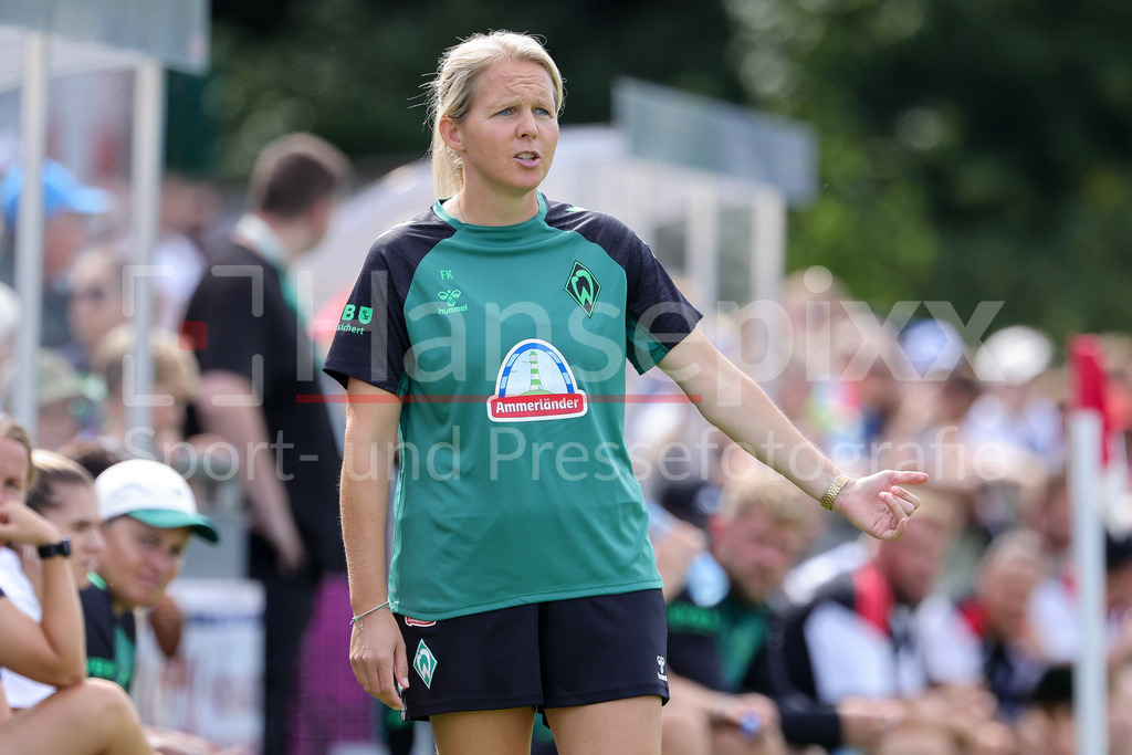 Fussball, Testspiel Frauen, SV Werder Bremen - Hamburger SV | Friederike Kromp (Fritzy Kromp, Trainerin, Cheftrainerin, SV Werder Bremen) gibt Anweisungen, gestikuliert, mit den Armen gestikulieren