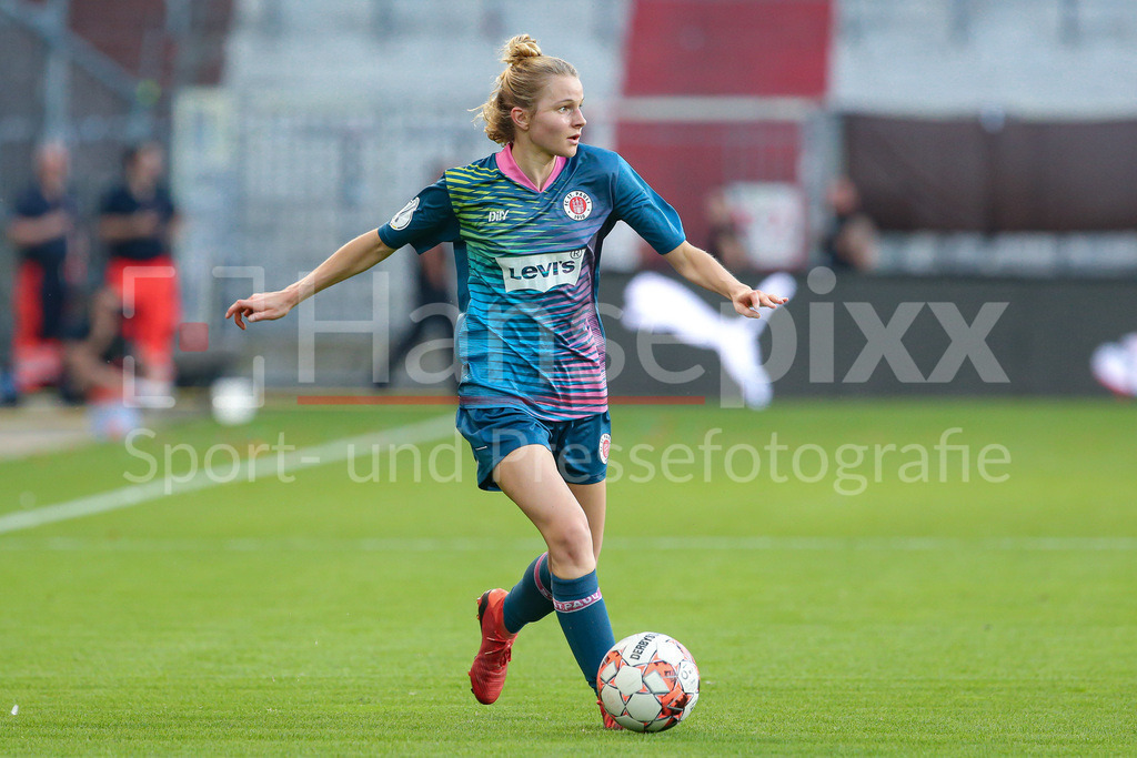 Fussball, DFB-Pokal Frauen, FC St. Pauli - Hamburger SV | v.li.: Emma Forchel (FC St. Pauli, 30) Freisteller, Einzelbild, Ganzkörper, Aktion, Action, Spielszene, DIE DFB-RICHTLINIEN UNTERSAGEN JEGLICHE NUTZUNG VON FOTOS ALS SEQUENZBILDER UND/ODER VIDEOÄHNLICHE FOTOSTRECKEN. DFB REGULATIONS PROHIBIT ANY USE OF PHOTOGRAPHS AS IMAGE SEQUENCES AND/OR QUASI-VIDEO.