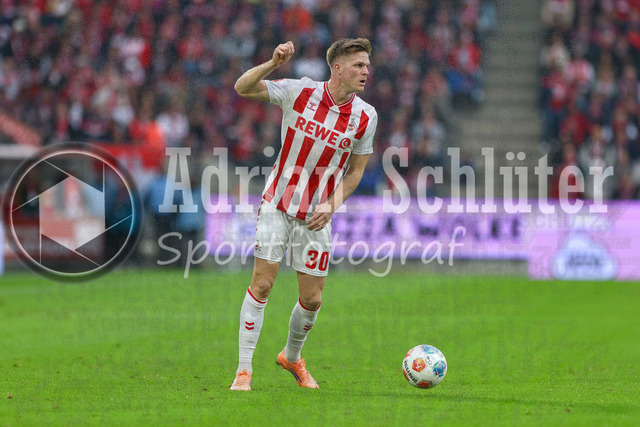 1. FC Köln vs FC Augsburg - 1. Bundesliga  | Köln, Deutschland, 18.10.25:   Marius Bülter (1. FC Köln) in Aktion am Ball, Einzelaktion waehrend des Spiels der 1. Bundesliga zwischen  1. FC Köln vs FC Augsburg im RheinEnergieStadion(Foto von Brauer-Fotoagentur / Adrian Schlueter)