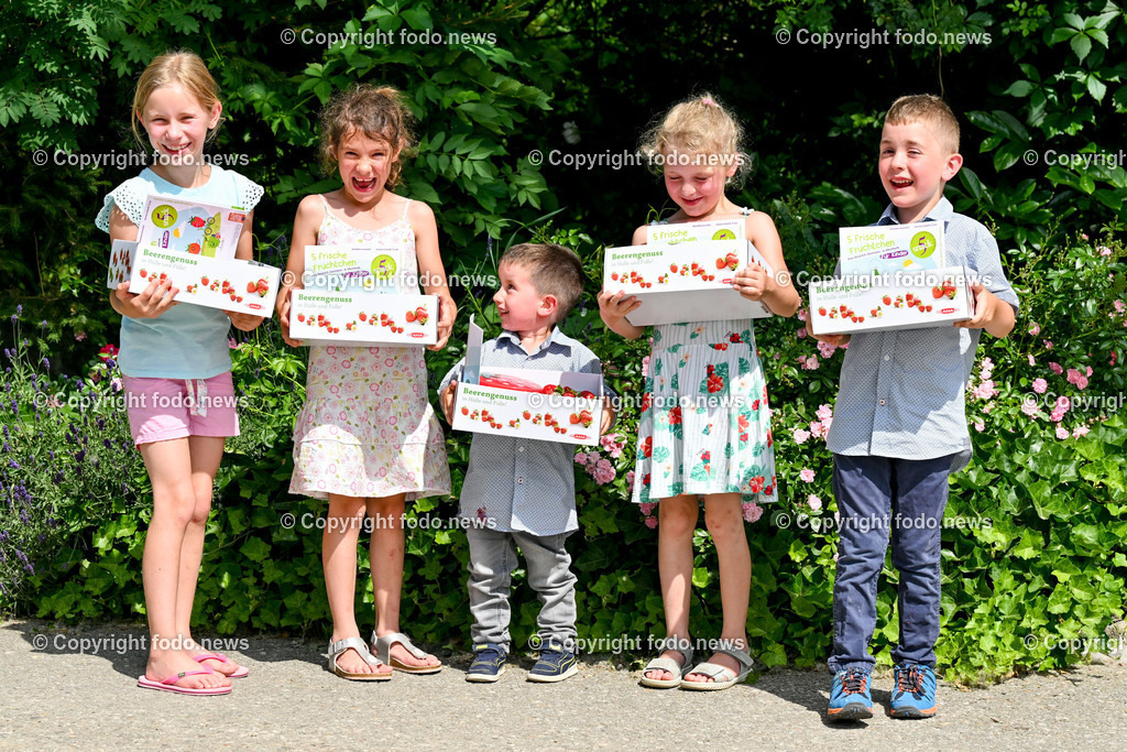 Erdbeeren_ Himbeeren_ Ribisel_ Mayer_ 20.06.2023-44 | 20.06.2023, Raffelding, AUT, Erdbeeren, Himbeeren, Ribisel, Mayer, im Bild Leonora, Franziska, Valerian, Adele und Maximilian mit Erdbeer, Himbeer, Ribisel Kinderbox