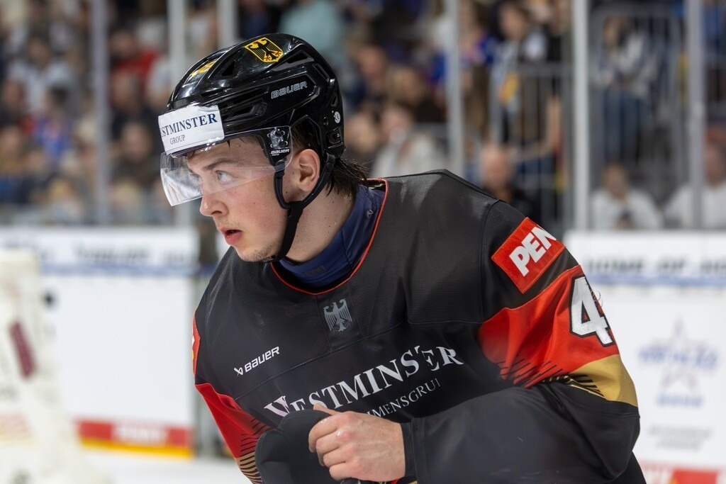 Eishockey-Länderspiel Deutschland gegen USA in Mannheim (letztes Vorbereitungsspiel vor der WM in der Schweiz) | Eishockey-Länderspiel Deutschland gegen USA in Mannheim (letztes Vorbereitungsspiel vor der WM in der Schweiz)***Philipp Sinn (48, Deutschland) - Realisiert mit Pictrs.com
