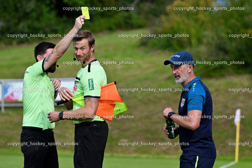 ASKÖ Köttmannsdorf vs. Union Matrei | Almedin Medin Referee, Gelbe Karte, Stephan Orel Referee, Asisstentcoach ASKÖ Köttmannsdorf Nenad Pavicevic, ASKÖ Köttmannsdorf vs. Union Matrei, ASKÖ Köttmannsdorf vs. Union Matrei am 13.09.2025 in Köttmannsdorf (Sportplatz Köttmannsdorf), Austria, (Photo by Bernd Stefan)