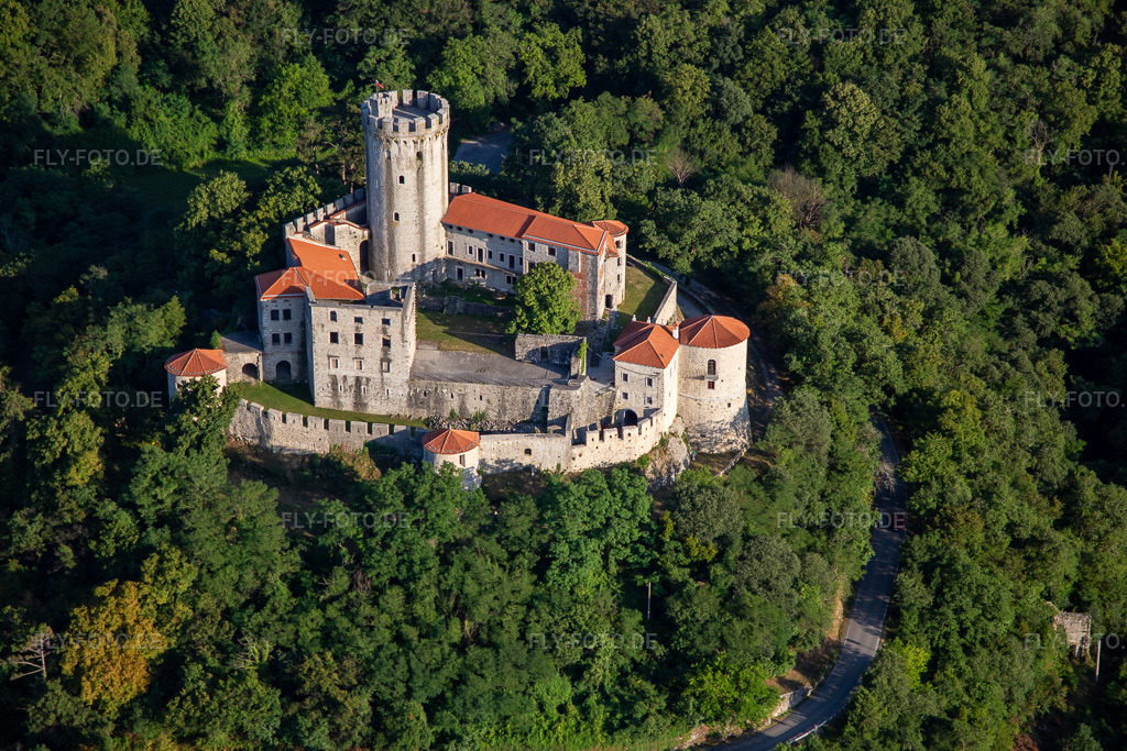 Luftbild: Burg / Grad Rihemberk im Ortsteil Branik in Nova Gorica im Bundesland Slowenien in Slowenien. – Foto: IMG_137488.jpg vom 14.07.2023 durch Werner Riehm/FLY-FOTO.de – Auflösung des Originals: 5472 x 3648 px – Domov - Grad Rihemberk