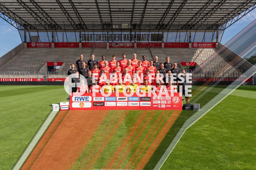 Rot-Weiss Essen; 3. Liga, Portraettermin 2026/2027, MannschaftsfotoHintere Reihe (v.l.n.r.): Manuel Lenz, Tobias Schmidt, James Gnagnon, Jaka Cuber Potocnik, Ruben Reisig, Marek Janssen, Franci Bouebari, Matthias Gesenhues, Carsten Wolters.3. Reihe ( | Rot-Weiss Essen; 3. Liga, Portraettermin 2026/2027, MannschaftsfotoHintere Reihe (v.l.n.r.): Manuel Lenz, Tobias Schmidt, James Gnagnon, Jaka Cuber Potocnik, Ruben Reisig, Marek Janssen, Franci Bouebari, Matthias Gesenhues, Carsten Wolters.3. Reihe (v.l.n.r.): Aaron Beißwenger, Dominik Ernst, Aiman Dardari, Janne Sietan, Semir Telalovic, Ben Hüning, Gianluca Swajkowski, Luca Bazzoli, Niklas Trottenberg, Joerg Mikoleit.2. Reihe (v.l.n.r.): Uwe Koschinat, Paul Freier, Dickson Abiama, Jannik Hofmann, Lucas Brumme, Tony Menzel, Max Geschwill, Marvin Obuz, Dominik Goetz, Alexander Dolls.Vordere Reihe (v.l.n.r.): Michael Kostka, Ekin Celebi, Romero Gerres, Felix Wienand, Jakob Golz, Malte Bruening, Jose Enrique Rios Alonso, Noah Pesch.Foto: Eibner-Pressefoto/Fabian Friese - Realisiert mit Pictrs.com