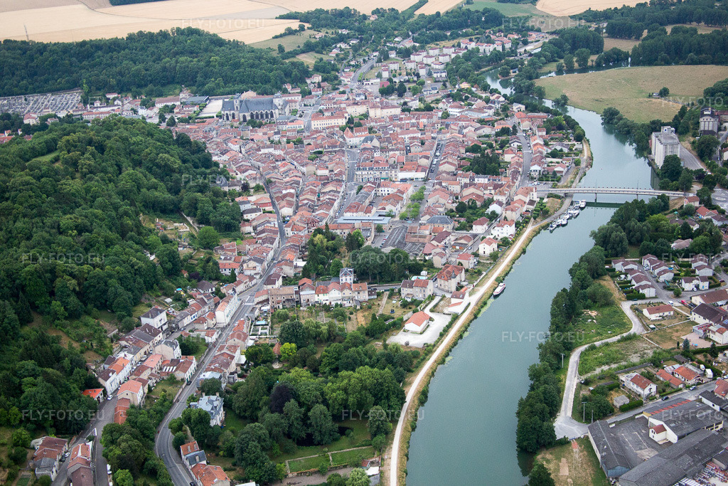 Vue aérienne: Zones riveraines de la Meuse à Saint-Mihiel dans le département Meuse, France. Photo: IMG_083382.jpg prise le 12/07/2015 par Werner Riehm/FLY-FOTO.euRésolution de l'original: 5472 x 3648 px