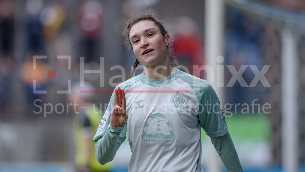 Fussball, Google Pixel Frauen-Bundesliga, 1. FFC Turbine Potsdam - SV Werder Bremen | v.li.: Torschützin Sophie Weidauer (SV Werder Bremen, 9) mit Torjubel, Jubel, jubeln, jubelt, optimistisch, Spielszene, Highlight, Freude über das Tor zum 1:2, DIE DFB-RICHTLINIEN UNTERSAGEN JEGLICHE NUTZUNG VON FOTOS ALS SEQUENZBILDER UND/ODER VIDEOÄHNLICHE FOTOSTRECKEN. DFB REGULATIONS PROHIBIT ANY USE OF PHOTOGRAPHS AS IMAGE SEQUENCES AND/OR QUASI-VIDEO.