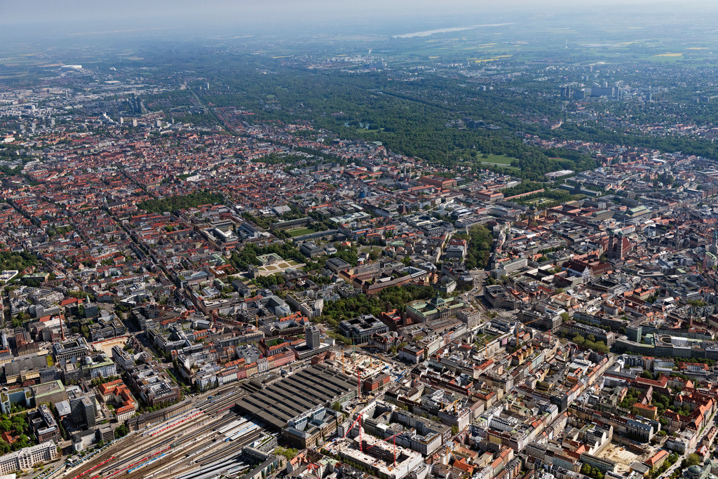 dr__0062891.jpg | MüNCHEN 29.04.2025 Stadtgebiet mit Außenbezirken und Innenstadtbereich in München im Bundesland Bayern, Deutschland. // City area with outside districts and inner city area in Munich in the state Bavaria, Germany. Foto: Daniel Reiter