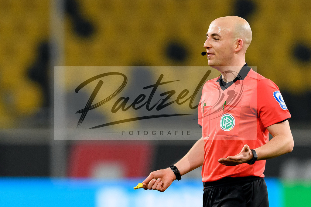 SGDHSV20220114_132 | Fussball, Herren: Schiedsrichter Nicolas Winter gestikuliert, Gestik bei dem Spiel der 2. Bundesliga zwischen SG Dynamo Dresden und Hamburger SV im Rudolf-Harbig-Stadion am 14.01.2022 in Dresden, Deutschland.DFB / DFL REGULATIONS PROHIBIT ANY USE OF PHOTOGRAPHS AS IMAGE SEQUENCES AND/OR QUASI-VIDEO. - Realisiert mit Pictrs.com