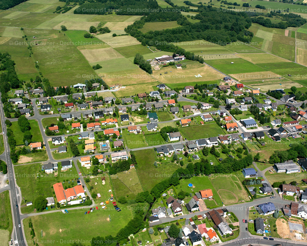 2611047 | MADEMüHLEN 09.06.2006 Landwirtschaftliche Nutzflächen und Feldgrenzen  umsäumen das Siedlungsgebiet des Dorfes in Mademühlen im Bundesland Hessen, Deutschland // Agricultural land and field boundaries surround the settlement area of the village  in Mademühlen in the state Hesse, Germany Foto: Gerhard Launer