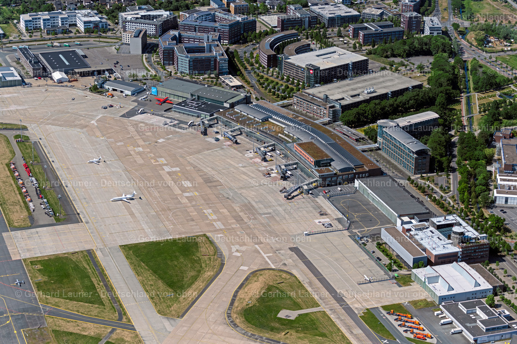 4029927 | BREMEN 01.06.2020 Abfertigungs- Gebäude und Terminals auf dem Gelände des Flughafen an der Straße Flughafenallee im Ortsteil Neuenland in Bremen, Deutschland. Weiterführende Informationen bei: Flughafen Bremen. // Dispatch building and terminals on the premises of the airport on street Flughafenallee in the district Neuenland in Bremen, Germany. Further information at: Flughafen Bremen. Foto: Gerhard Launer