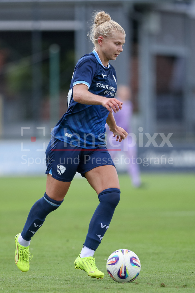 Fussball, Testspiel Frauen, SV Meppen - VfL Bochum | Fiona Gaißer (VfL Bochum, 19) am Ball, Einzelbild, Ganzkörper, Aktion, Action, Spielszene