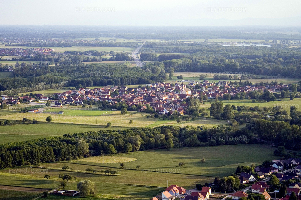Aerial view: Roppenheim from the west in Forstfeld in the state Bas-Rhin, France. – Photo: IMG_2435.jpg taken on 06/04/2006 by Werner Riehm/FLY-FOTO.com – Resolution of the original: 3116 x 2077 px
