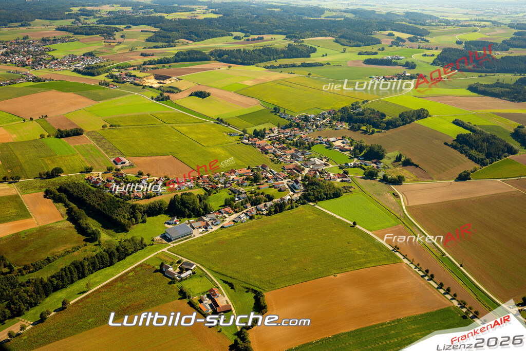 Das Luftbild zeigt : Hofdorf Mengkofen - Die Luftaufnahme wurde 2023 vom UL-Flugzeug aus erstellt ( keine Drohne ) - Hochauflösende Luftaufnahme - Für grossformatige Ausdrucke geeignet. Die Geschenkidee !Mit Lizenz und Bildrechte bestellbar