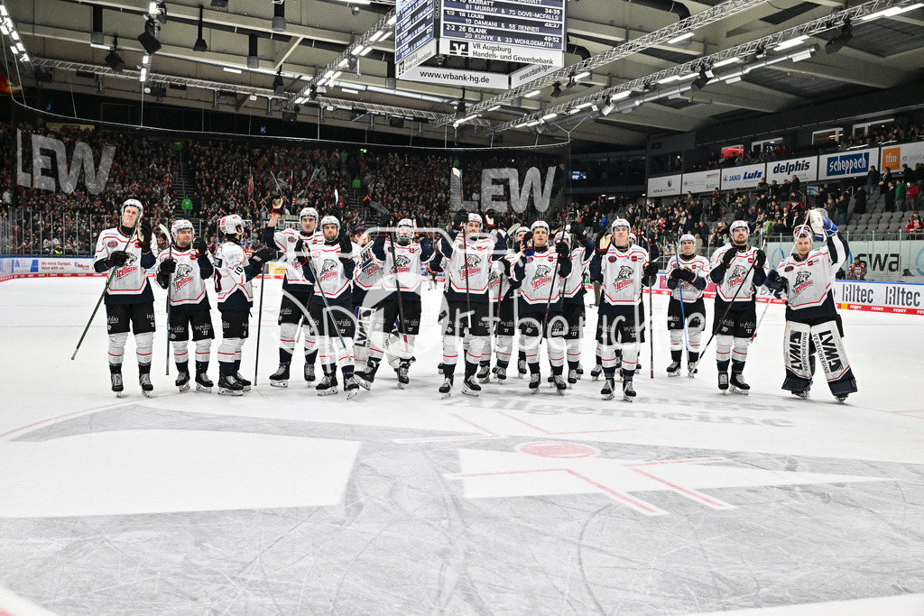 Augsburger Panther - Nürnberg Ice Tigers | AUGSBURG, GERMANY - 23. DECEMBER: Die Spieler der Ice Tigers feiern zusammen mit den Fans den 2-3 Auswärtssieg in Augsburg nach dem Match zwischen den Augsburger Panthern und den Nürnberg Ice Tigers am 31. Spieltag der Penny DEL im Curt Frenzel Stadion