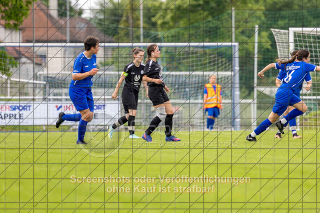 20250529_132208_0675 | #,  SGM Wendlingen-Ötlingen II (blau) vs. 1.FC Donzdorf II (schwarz), Fussball, Frauen-Bezirkspokal Finale Saison 2024/2025, Rasenplatz VfL Stadion Kirchheim, Jesinger Straße 105, 73230 Kirchheim, 29.05.2025 - 13:00 Uhr,Foto: PhotoPeet-Sportfotografie/Peter Harich