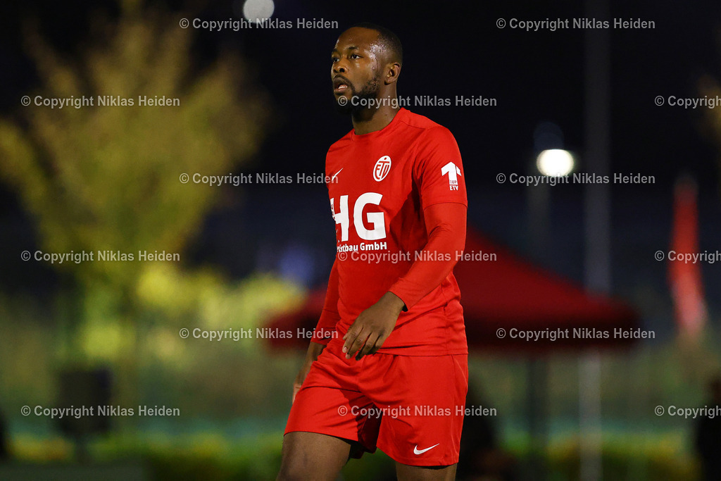 NH_EimsbüttelerTV_TSVBuchholz08_OberligaHamburg_10102025 | #4 Samuel Abiodun Olayisoye (Eimsbütteler TV)Fußball I Herren I Gamesright Oberliga Hamburg I Saison 2025-2026  I 12. Spieltag I Eimsbütteler TV - TSV Buchholz 08 I 10.10.2025 I Sportzentrum Hoheluft