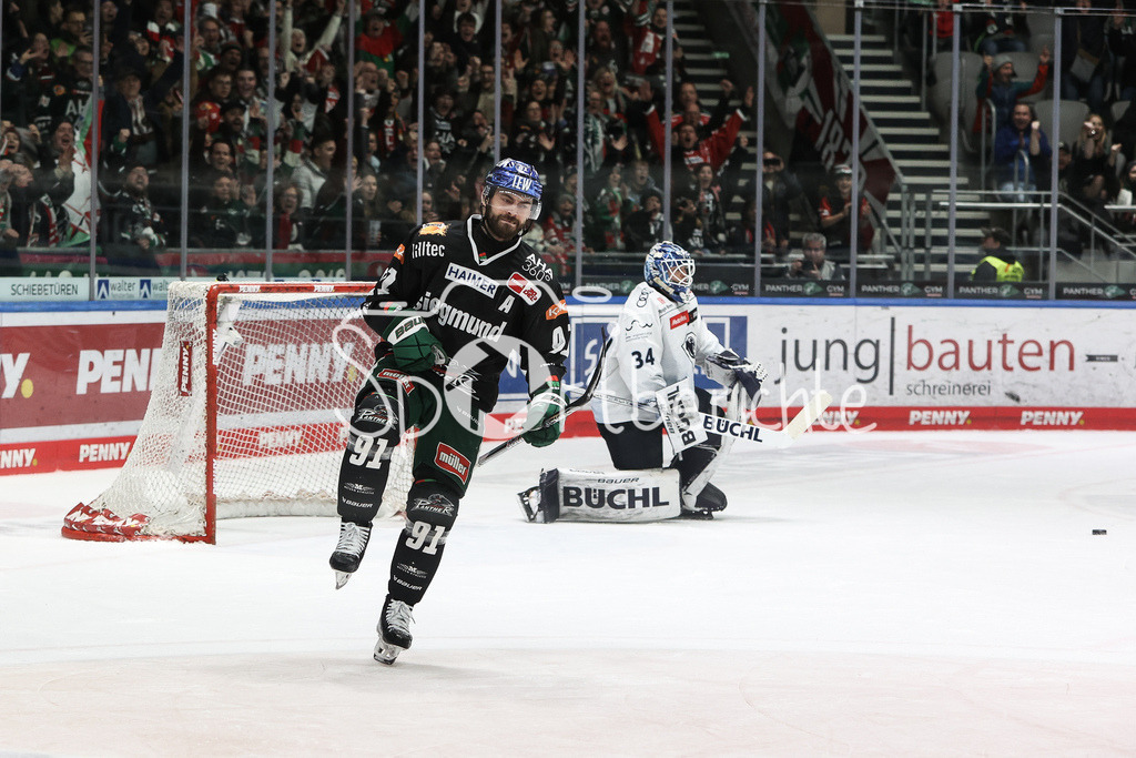 Augsburger Panther - ERC Ingolstadt | Luke ESPOSITO (AEV #91) freut sich ueber seinen verwandelten Penalty gegen Ingolstadt
