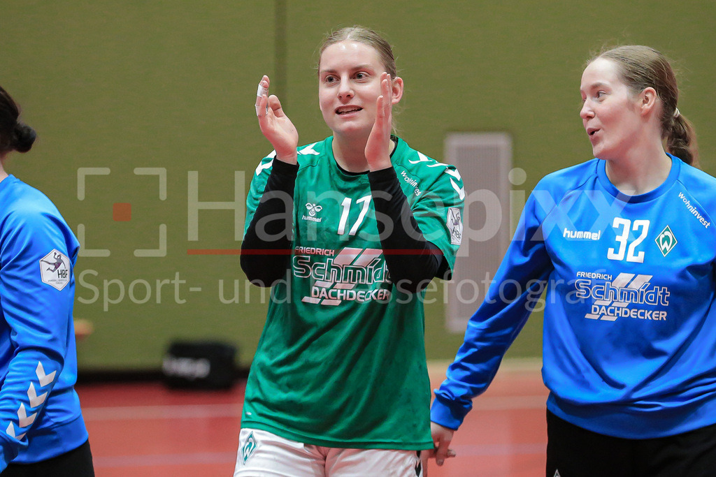 Handball, 2. Bundesliga Frauen, SV Werder Bremen - HL Buchholz 08-Rosengarten | v.li.: Meike Becker (SV Werder Bremen, 17) und Wioleta Pajak (Torhüterin, Torwart, SV Werder Bremen, 32) bedanken sich bei den Fans, bedanken, Dank, jubeln über den Sieg, Freude über das gewonnene Spiel, Jubel, Lachen