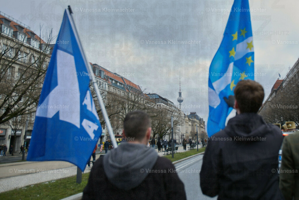 #IndyBerlin23 - Demonstration für schottische Unabhängigkeit | Rund 60 Personen ziehen am 11.03.2023 mit einer Demonstration vom Brandenburger Tor an der Britischen Botschaft vorbei zum Roten Rathaus, um die Unabhängigkeit Schottlands zu fordern.

On March 11, 2023, approx. 60 people rally in support of the Scottish independence, marching from Brandenburg Gate via the British Embassy to the Red Town Hall.  - Realisiert mit Pictrs.com