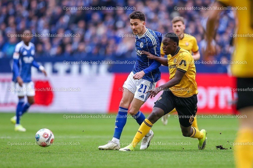 S0407022601018 | 07.02.2026, Fußball, FC Schalke 04 - SG Dynamo Dresden, 21. Spieltag, 2. Fußball Bundesliga, Veltins-Arena Gelsenkirchen, Saison 2025 2026: Dejan Ljubicic&nbsp;(Schalke04 #21) im Zweikampf gegen  Kofi Amoako (Dynamo Dresden #06) DFB regulations prohibit any use of photographs as image sequences and or quasi-video.