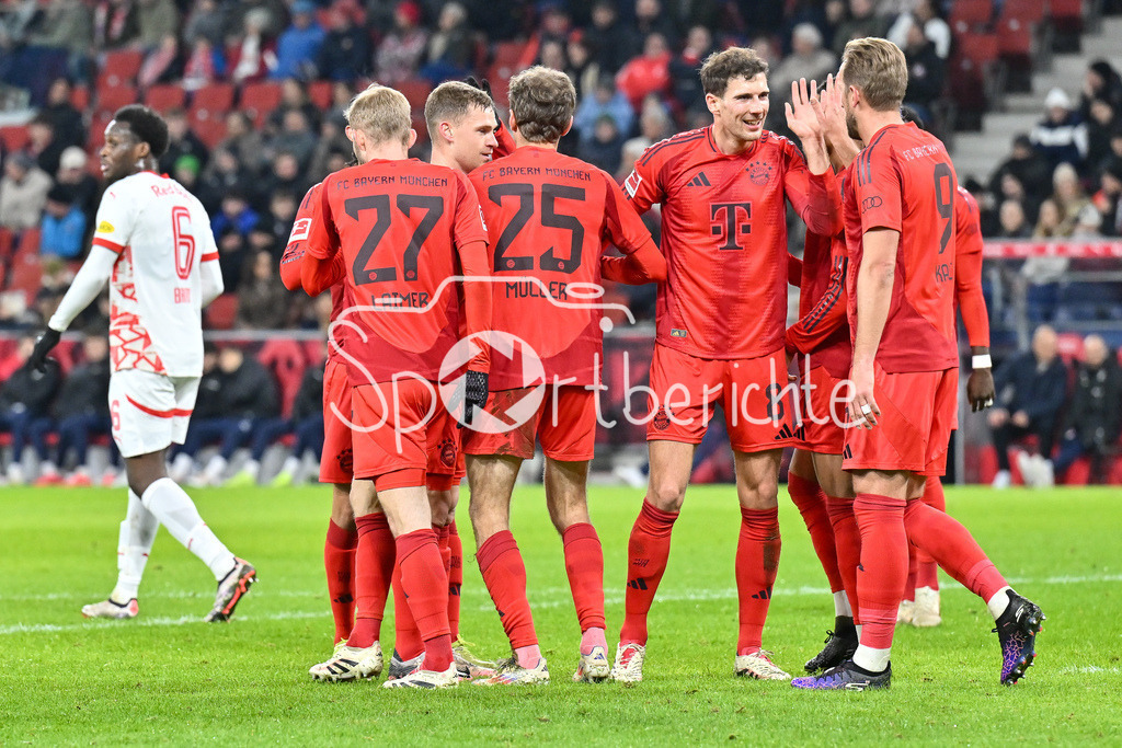 RB Salzburg - FC Bayern München | Jubel der Bayern nach dem Treffer zum 0-2 durch Thomas MUELLER (FC Bayern Muenchen 25) / Freude / happy / Tor / Torschuetze / Testspiel: RB Salzburg - FC Bayern Muenchen, Red Bull Arena am 06.01.2025