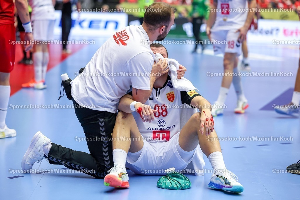 EHF20012601053 | 20.01.2026, Handball, Men's EHF EURO 2026, Nordmazedonien - Rumänien, Jyske Bank Boxen in Herning, Dänemark, Preliminary Round:  Pavle Atanasijevikj (North Macedonia #88) sitzt blutend verletzt mit Schmerzen auf dem Spielfeld und muss medizinisch versorgt werden.