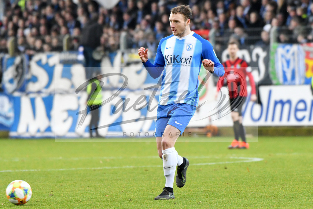 20200201_MEPCHE_0082 | Fußball, Herren: Florian Egerer (SV Meppen) in Aktion, am Ball, Einzelaktion waehrend des Spiels der 3. Liga zwischen SV Meppen und Chemnitzer FC in der Haensch-Arena am 01.02.2020 in Meppen, Deutschland. DFB / DFL REGULATIONS PROHIBIT ANY USE OF PHOTOGRAPHS AS IMAGE SEQUENCES AND/OR QUASI-VIDEO. - Realisiert mit Pictrs.com
