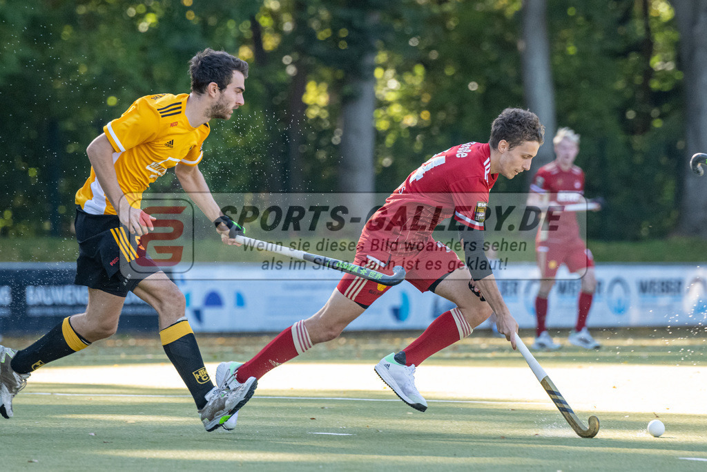 SFE_20221009_0082 | 1. Bundesliga Hockey Herren Rot-Weiss Köln - Harvestehuder THC am 09.10.2022 in Köln (KTHC Stadion Rot-Weiss Köln Tennis and Hockey Club), Photo: Stephan Fehrmann 2022 (Sports-Gallery),Kilian Pöhling ( Harvestehuder THC #5),Johannes Große ( Rot-Weiss Köln #24 )