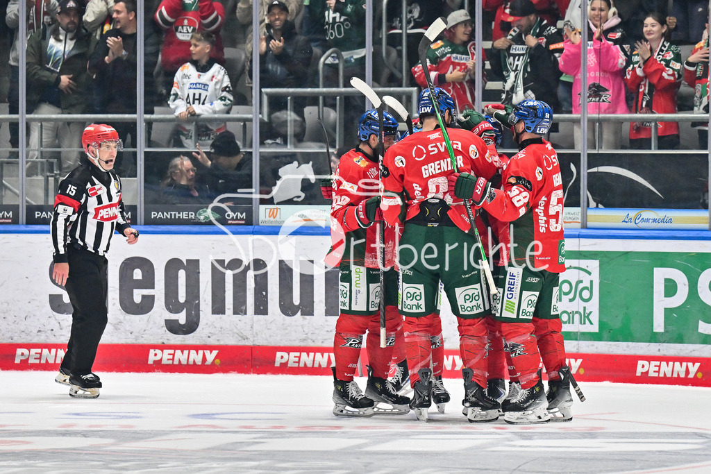Augsburger Panther - Adler Mannheim | Jubel der Panther nach dem Treffer zum 2-0 durch Leon VAN DER LINDE (Augsbuerger Panther #43) / Tor / Torschuetze / Freude / Happy / DEL: Augsburger Panther - Adler Mannheim; Curt Frenzel Stadion am 14.09.2025