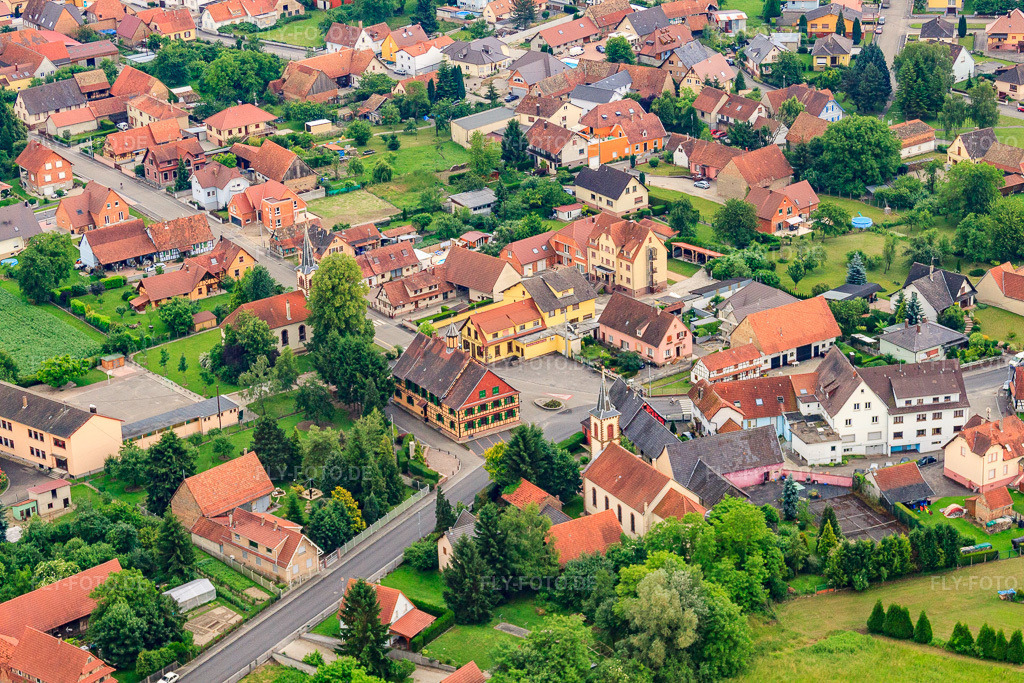 Luftbild: Mairie und Eglise de St. Laurentius in Dalhunden im Bundesland Bas-Rhin in Frankreich. – Foto: IMG_28822.jpg vom 14.06.2010 durch Werner Riehm/FLY-FOTO.de – Auflösung des Originals: 4752 x 3168 px