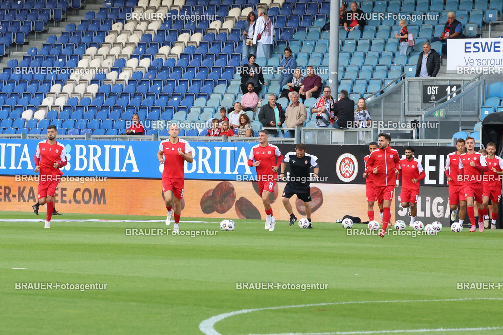 SV Wehen Wiesbaden - Rot-Weiss Essen | Wiesbaden, Deutschland, 22.08.2025Tobias Kraulich (Rot-Weiss Essen) wärmt sich aufwährend des drittliga Spiels zwischen SV Wehen Wiesbaden und Rot-Weiss Essen am 22.08.2025 in der BRITA-Arena in Wiesbaden. (Foto von Timo Bluhmki-Schmidt/Brauer Fotoagentur