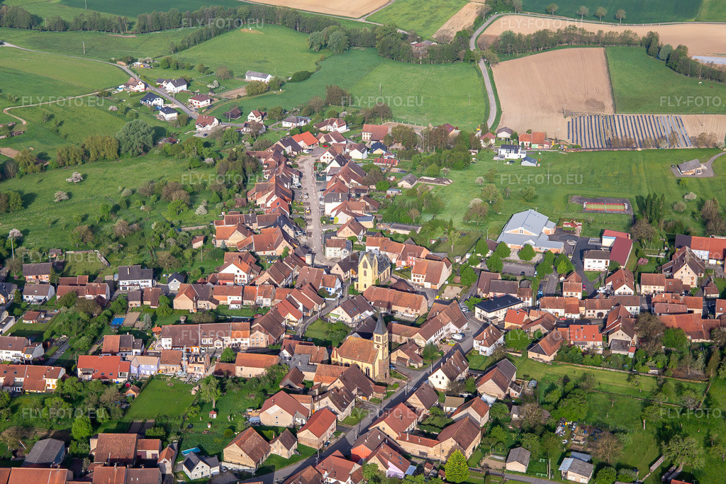 Vue aérienne: Rue de Ratzwiller à Butten dans le département Bas Rhin, France. Photo: IMG_140652.jpg prise le 01/05/2024 par Werner Riehm/FLY-FOTO.eu – Résolution de l'original: 5289 x 3526 px
