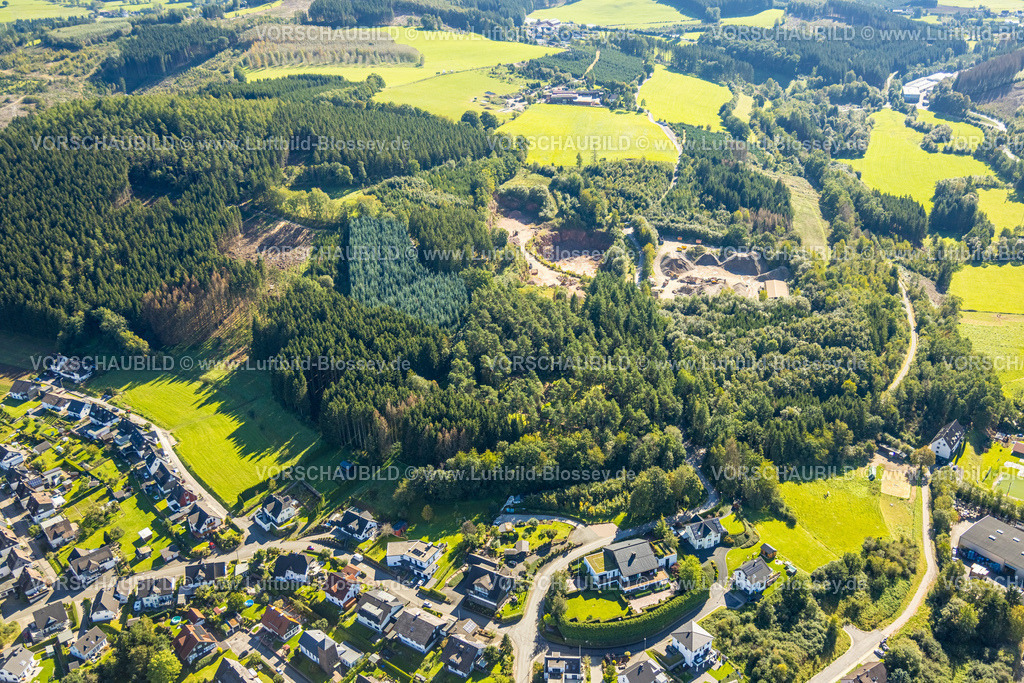 Kirchhundem230910358Kirchhundem | Luftbild, Steinbruch Behle Würdinghausen im Waldgebiet, Friedhof im Wald, Würdinghausen, Kirchhundem, Sauerland, Nordrhein-Westfalen, Deutschland