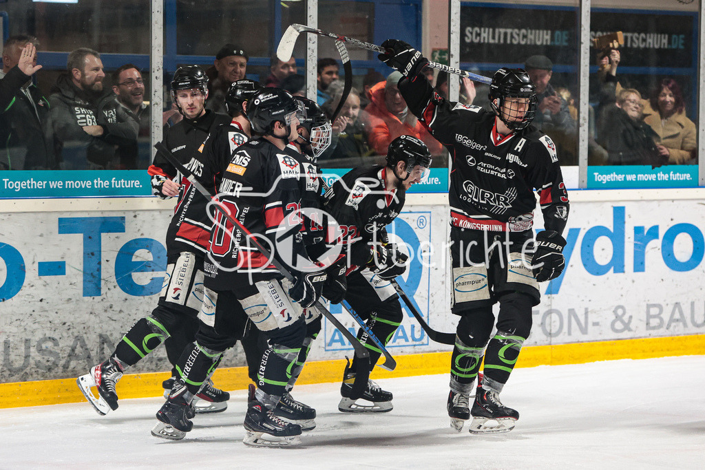 EHC Königsbrunn - TSV Peißenberg | 2-0 fuer Koenigsbrunn durch Viktor SHAKHVOROSTOV (EHC #22) / Torjubel / Jubel / Freude