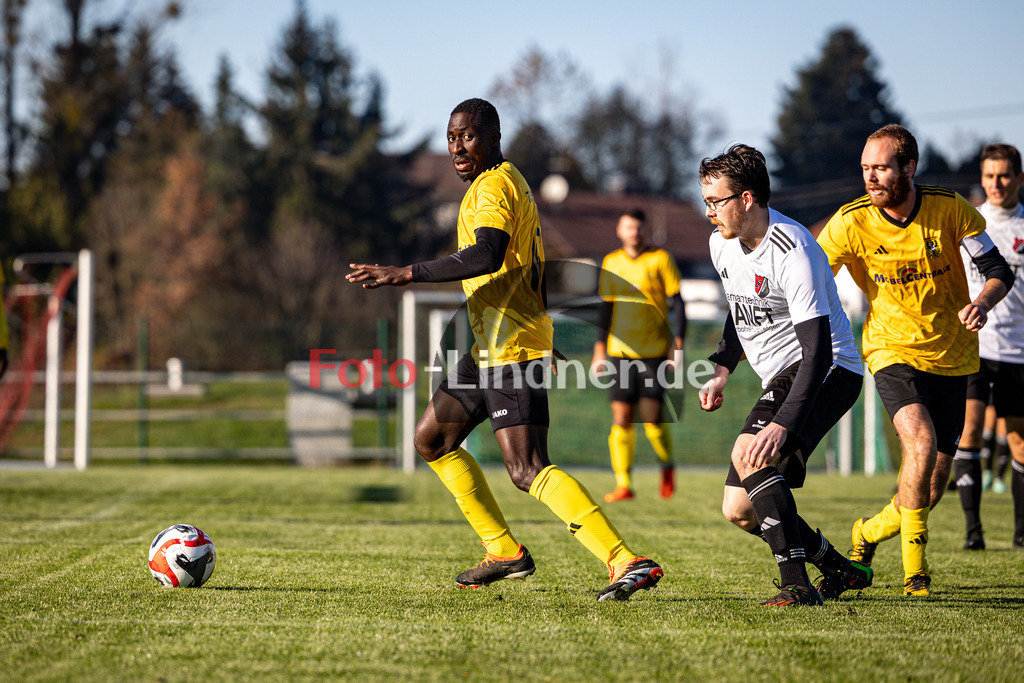 TSV Peißenberg gegen TSV Schongau | Fußball A-Klasse Oberbayern Zugspitze Herren Gruppe 8, TSV Peißenberg gegen TSV Schongau, 20241110,Hassan BAH (TSV Schongau 16) am Ball,2024-11-10 in Eberfing (Sportpark Eberfing), Tobias RAUSCHENBACH (TSVHP 16), Hassan BAH (TSV Schongau 16)Copyright: WolfgangxLindner www.foto-lindner.de