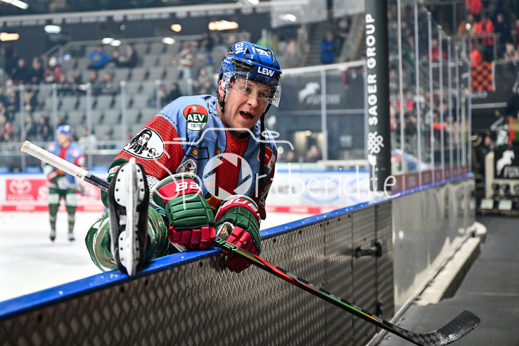 Augsburger Panther - Grizzlys Wolfsburg | AUGSBURG, GERMANY - 15. MARCH: Im Bild T. J. TREVELYAN (Augsburger Panther 24) beim warmup vor dem Match zwischen den Augsburger Panthern und den Grizzlys Wolfsburg am 52. Spieltag der Penny DEL im Curt Frenzel Stadion
