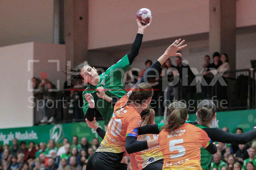 Handball, 2. Bundesliga Frauen, SV Werder Bremen - HCD Gröbenzell | v.li.: Anna Lena Bergmann (SV Werder Bremen, 25) beim Wurf, am Ball, Spielszene, Aktion, Action