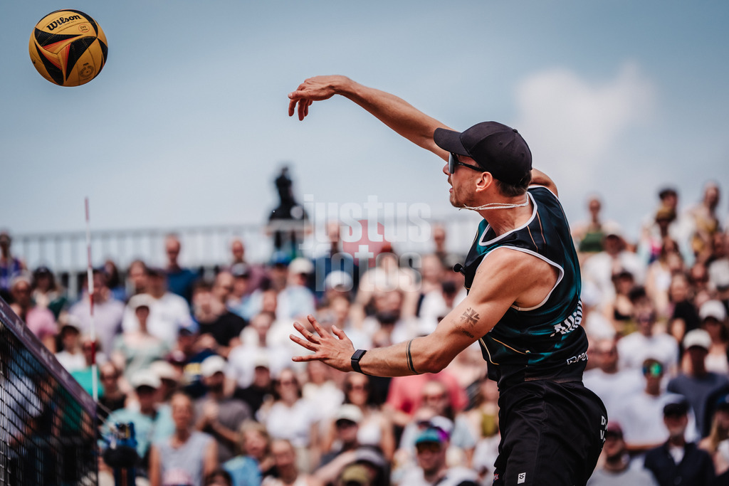 Beachvolleyball | Männer | Allianz German Beach Tour 2025 | Tourstop Hamburg | 01.06.2025 | Lukas Pfretzschner beim Angriff
