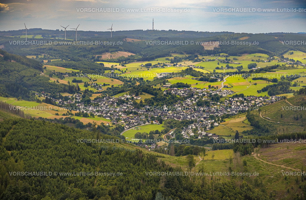 BadLaasphe240709584 | Luftbild, Ortsansicht Feudingen im Tal, evang. Kirche und Fachwerkhäuser, Ortsansicht und Wohngebiet, Wiesen und Felder in Hügellandschaft, Waldgebiet mit Waldschäden, Fernsicht, Feudingen, Bad Laasphe, Wittgensteiner Land, Nordrhein-Westfalen, Deutschland