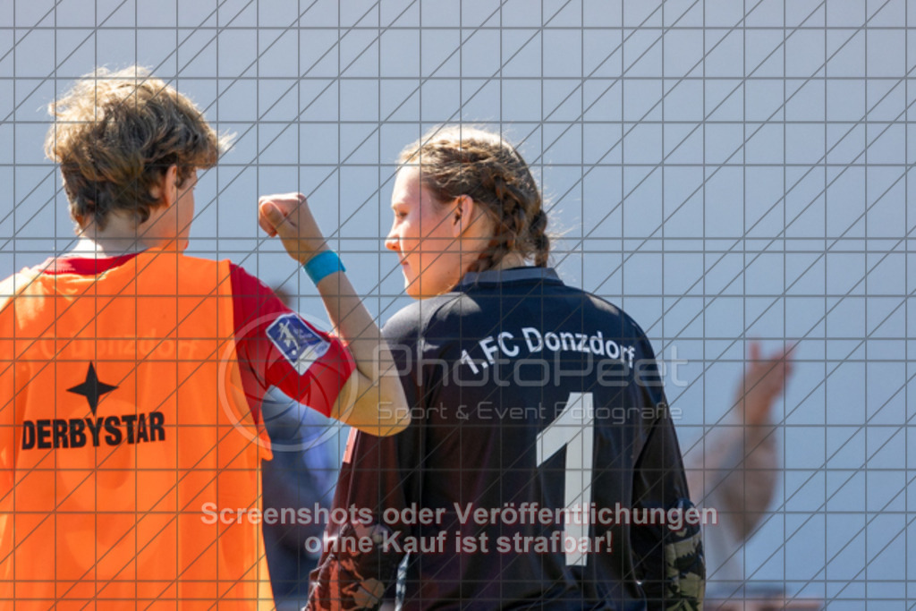 20250510_154602_0853 | #,1.FC Donzdorf (rot) vs. Karlsruher SC (blau), Fussball, EnBW-Oberliga B -Juniorinnen, 23. Spieltag, Saison 2024/2025, Rasenplatz, Lautertal Stadion, Süßener Straße 16, 73072 Donzdorf, 10.05.2025 - 14:00 Uhr,Foto: PhotoPeet-Sportfotografie/Peter Harich