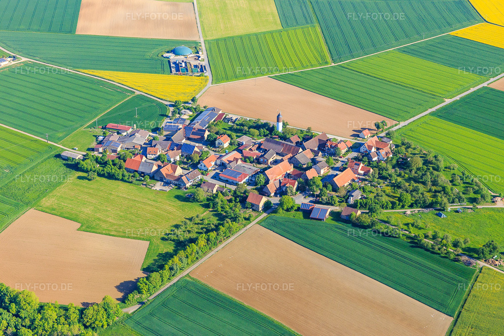 Luftbild: Ortsteil Erdbach aus Südosten mit Ponyhof Erdbach Fjordpferdezucht und Reiterhof im Ortsteil Schön in Creglingen im Bundesland Baden-Württemberg in Deutschland. Foto: IMG_146491.jpg vom 10.05.2025 durch Werner Riehm/FLY-FOTO.deFJORDPFERDE-ERDBACH.DE