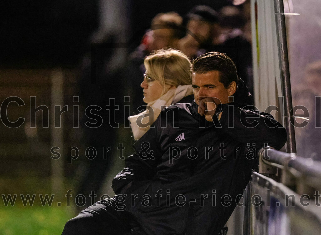2023-10-27_127_VfB_Hallbergmoos_gegen_FC_Schwaig | Hallbergmoos, Deutschland, 27.10.2023:
Fußball, Landesliga Südost 2023 / 2024, 18. Spieltag, VfB Hallbergmoos gegen FC Schwaig, Endergebnis: 2:3

Trainer Benjamin Held (FC Schwaig)

Foto: Christian Riedel / fotografie-riedel.net