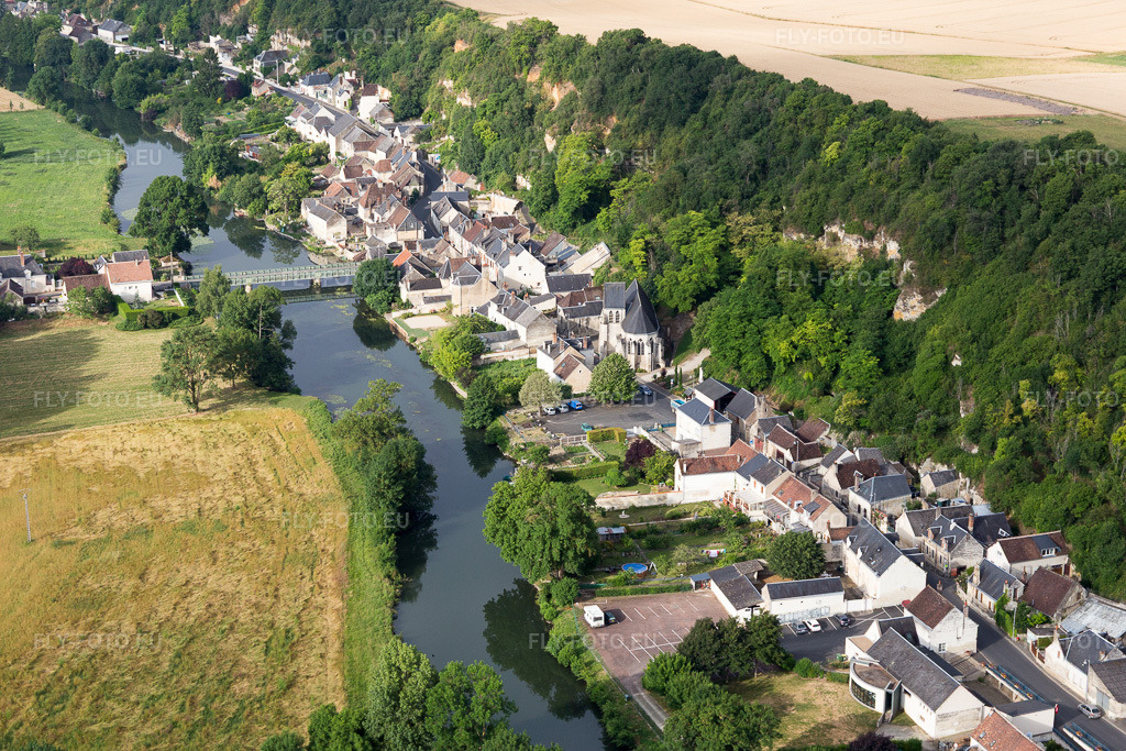 Vue aérienne: Vue de la ville à Saint-Rimay dans le département Loir et Cher, France. Photo: IMG_101126.jpg prise le 24/06/2017 par Werner Riehm/FLY-FOTO.euRésolution de l'original: 5472 x 3648 px