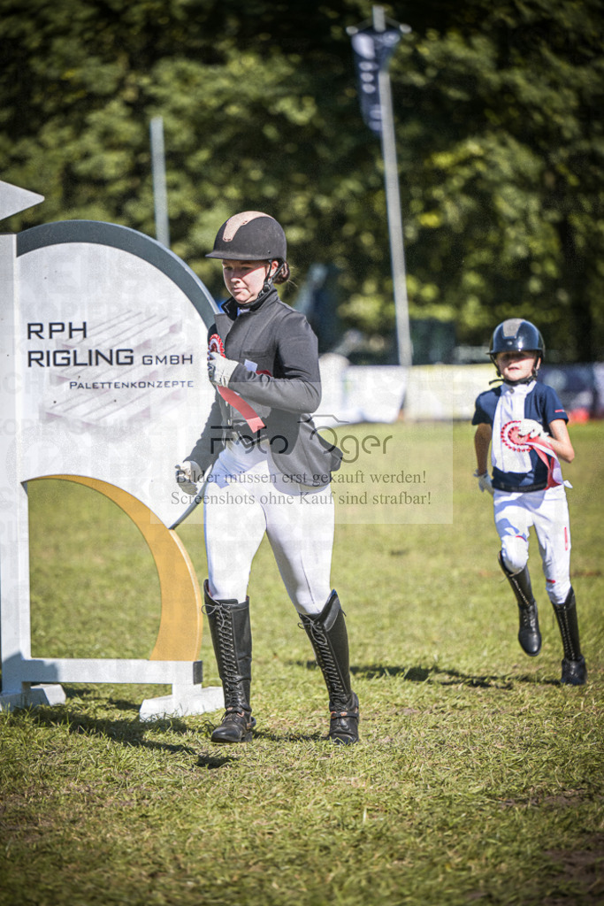 DOS_0055 | Entdecke hochwertige Reitturnierfotos von Foto Oger. Professionell, emotional und authentisch – jetzt Lieblingsmomente im Shop bestellen.Deutschlandweite Turnierfotografie. - Realisiert mit Pictrs.com
