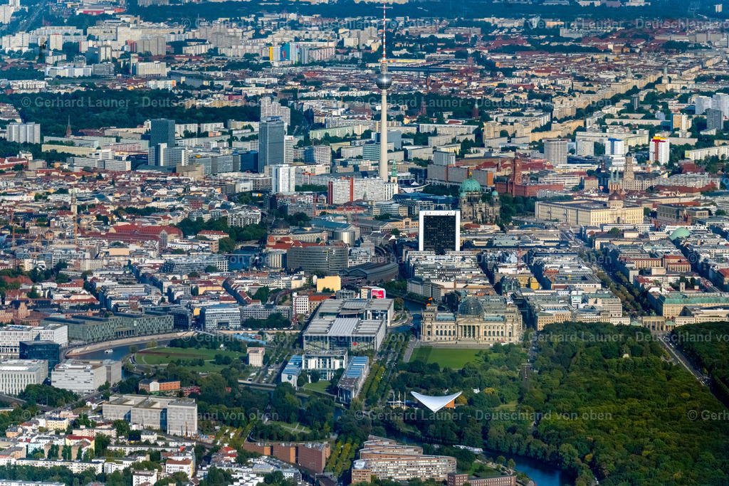 4062445 | BERLIN 08.09.2021 Stadtansicht des Innenstadtbereiches mit Regierungsviertel, Reichstag, Paul-Löbe-Haus und Berliner Fernsehturm in Berlin, Deutschland. // City view on down town with Regierungsviertel, Reichstag, Paul-Loebe-Haus and Berliner Fernsehturm in Berlin, Germany. Foto: Gerhard Launer